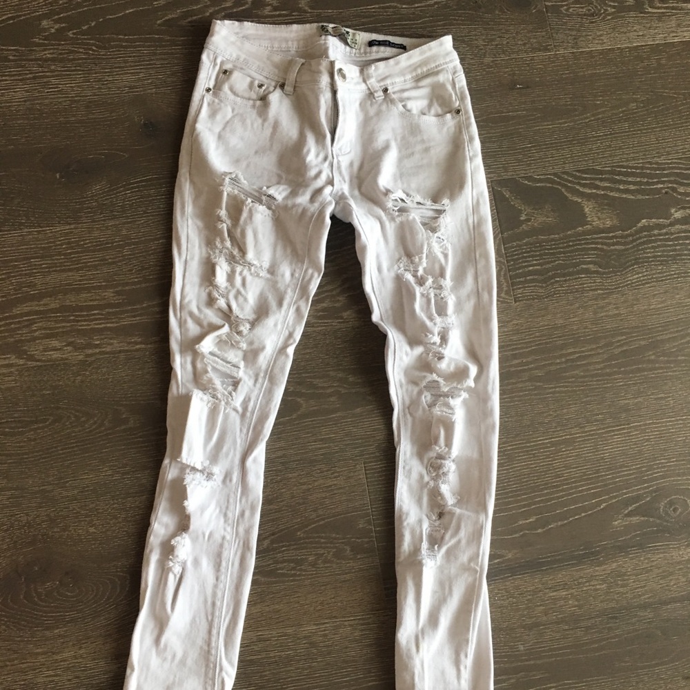White destroyed skinny jeans